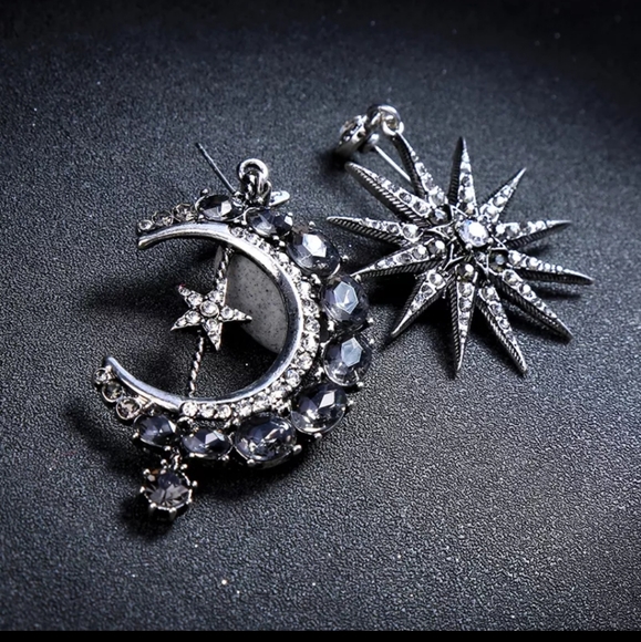 annas Reflection Luxury Jewelry - ❤️SOLD ❤️NWT Vintage Style Earings Moon and Star Crystal Earrings.